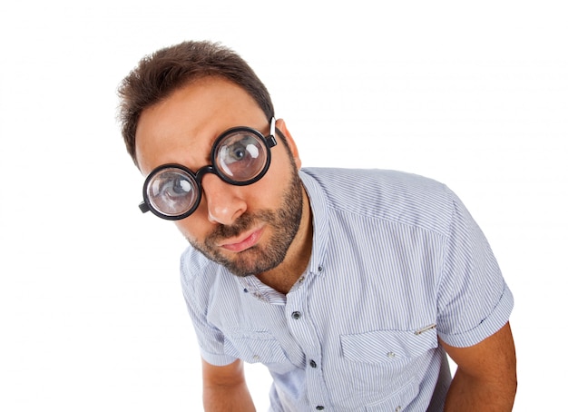 Hombre con expresión sorprendida y gafas gruesas.