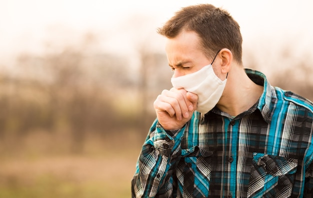 Hombre expresivo posando con mascarilla médica