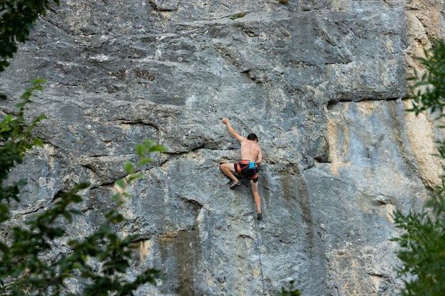 Un hombre extremo, un escalador de rocas en una roca pura y grisácea en las montañas de Crimea