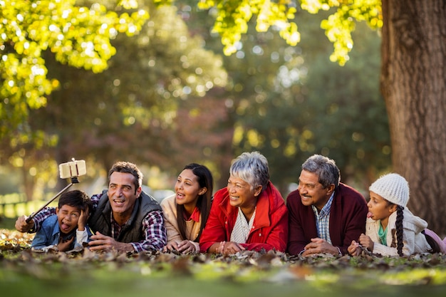 Hombre con familia alegre tomando selfie