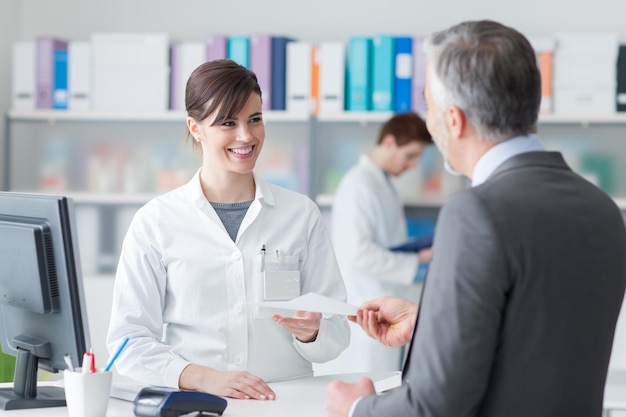 hombre en la farmacia