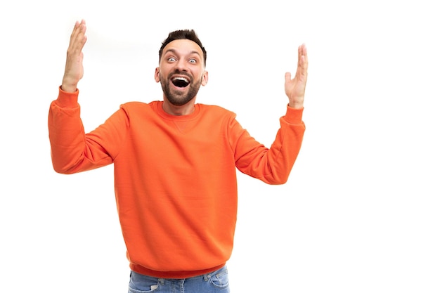 Hombre feliz alegre agitando emocionalmente sus manos gesticulando con la boca abierta y una sonrisa