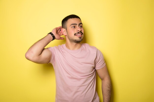 Foto hombre feliz en amarillo