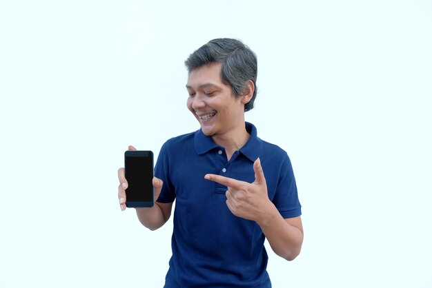 Hombre feliz apuntando con el dedo a la pantalla del teléfono