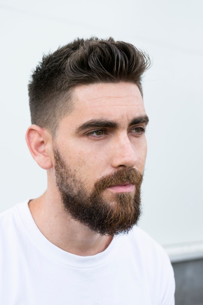 Hombre feliz con barba y camisa blanca