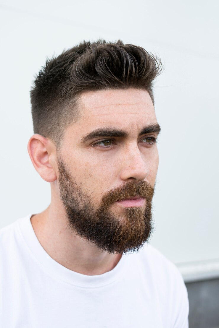 Hombre feliz con barba y camisa blanca