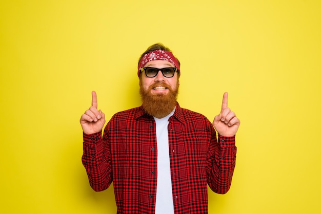 Hombre feliz con barba y pañuelo en la cabeza llora indica algo