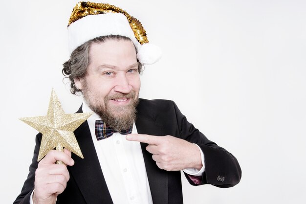 Hombre feliz con barba y sombrero de santos apuntando a una estrella dorada