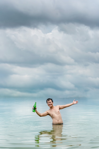 Hombre feliz con los brazos extendidos.