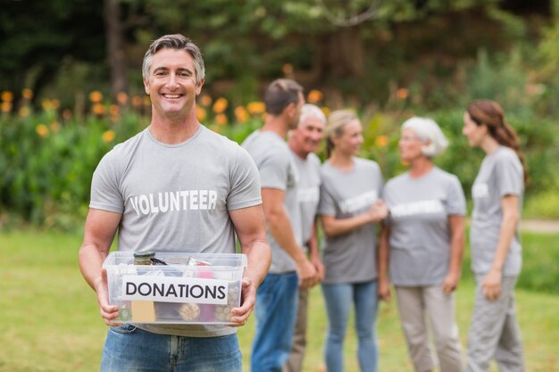 Hombre feliz con cajas de donaciones