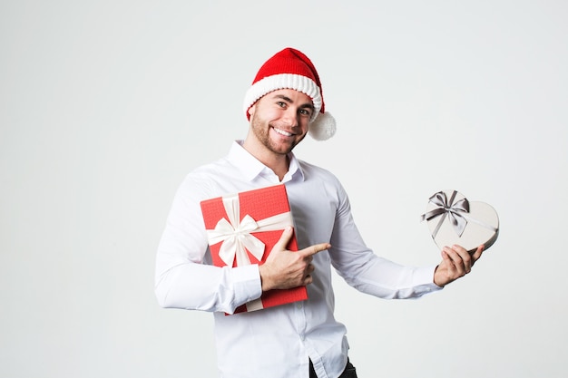 Hombre feliz con cajas de regalo