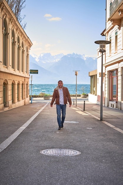 hombre feliz camina solo en montreux