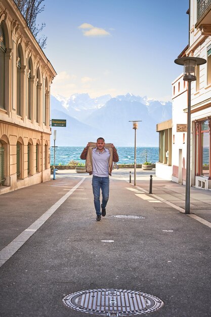 hombre feliz camina solo en montreux