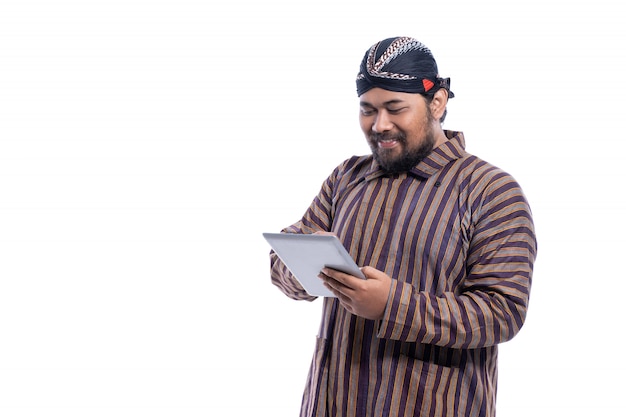 Hombre feliz con camisa lurik tradicional javanés