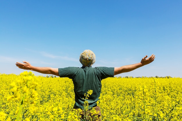 Hombre feliz en el campo amarillo