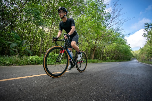 Hombre feliz ciclismo atleta andar en bicicleta en la calle para competir en gira profesional