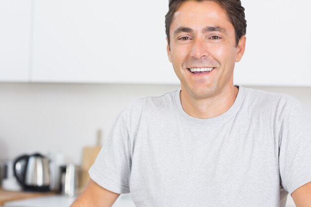 Foto hombre feliz en la cocina