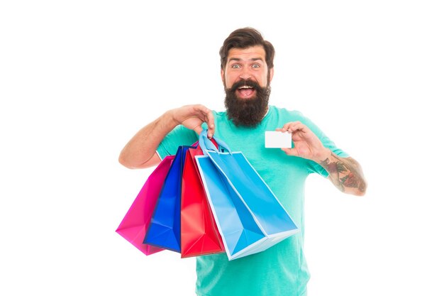 Hombre feliz de compras Método de pago Tarjeta bancaria Venta de viernes negro Cliente satisfecho Más fácil que nunca Pago sin contacto Tarjeta de crédito Hombre barbudo con bolsas y tarjeta de descuento Concepto de compra