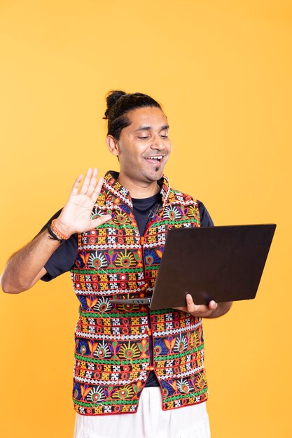 Hombre feliz conversando con un amigo a través de una videoconferencia en línea en una computadora portátil