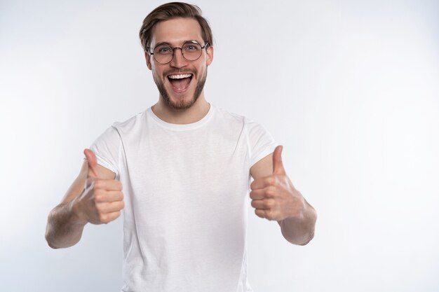 Hombre feliz dando pulgares arriba signo aislado sobre fondo blanco.