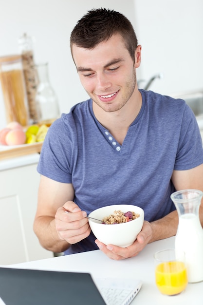 Hombre feliz desayunando