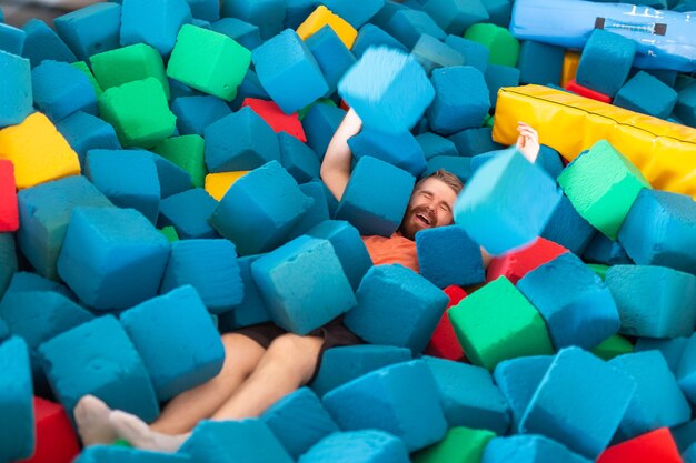 Hombre feliz divertido divertirse en un trampolín en el interior