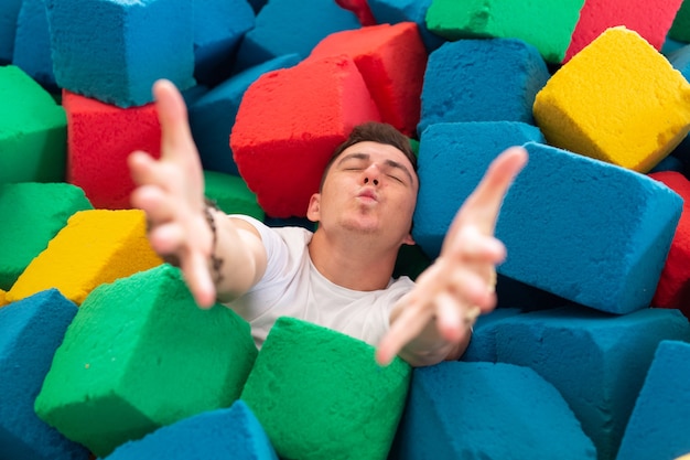 Foto hombre feliz divertido divertirse en un trampolín en el interior