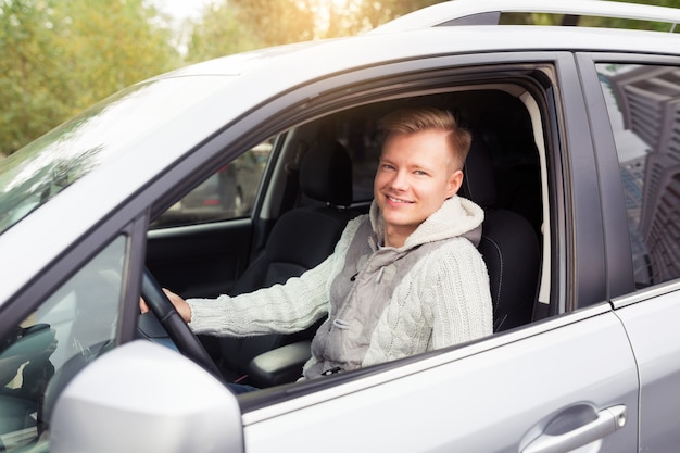 Hombre feliz elegante atractivo en buen coche caro