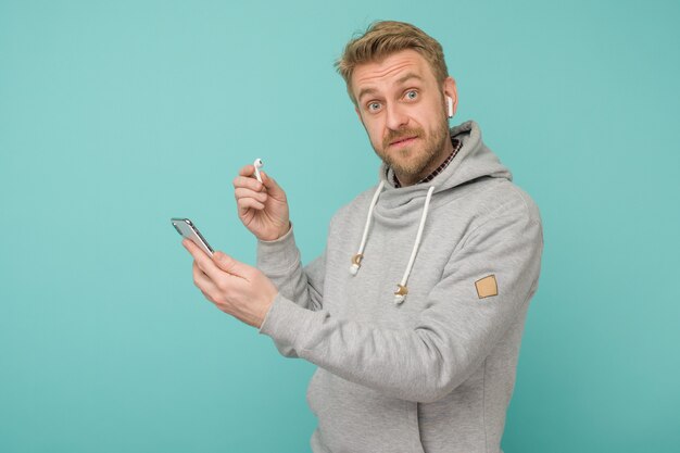 Hombre feliz escuchando música con auriculares inalámbricos