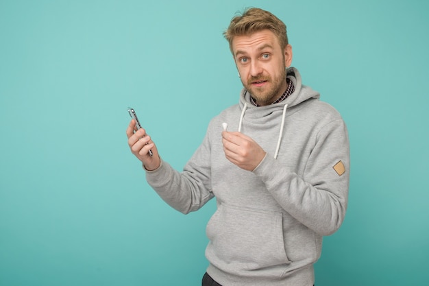 Hombre feliz escuchando música con auriculares inalámbricos