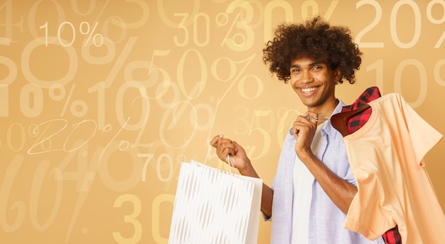 Hombre feliz feliz comprar ropa en una tienda