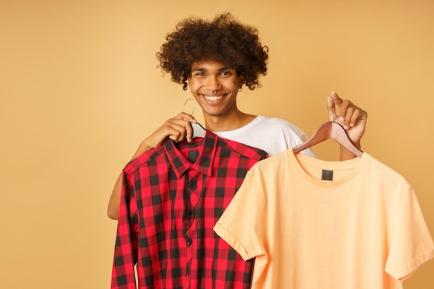 Hombre feliz feliz comprar ropa en una tienda