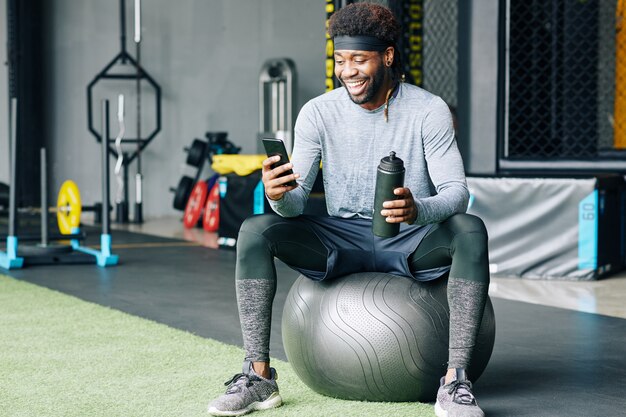 Hombre feliz en forma de comprobación de las redes sociales