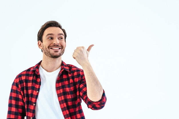 El hombre feliz gesticulando sobre el fondo blanco.