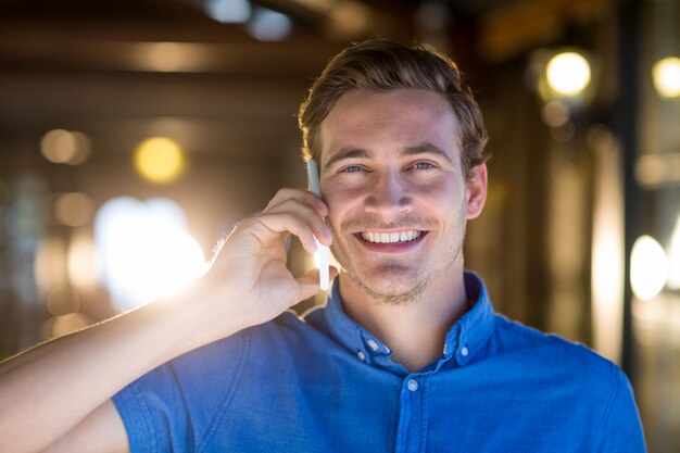 Hombre feliz hablando por teléfono móvil