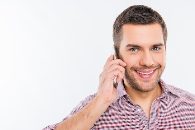 Hombre feliz hablando por teléfono