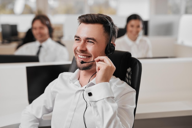 Hombre feliz haciendo telemarketing en la oficina