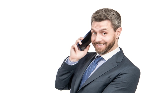 Hombre feliz jefe hablar por teléfono móvil aislado en el espacio de la copia en blanco