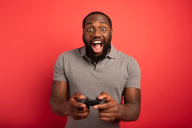 Hombre feliz juega con un videojuego