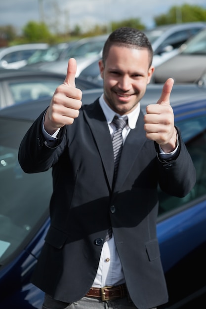 Hombre feliz levantando sus pulgares