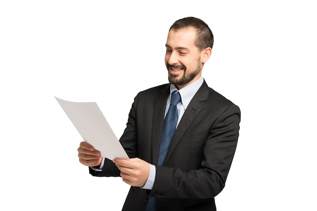 Hombre feliz leyendo un documento. Aislado en blanco