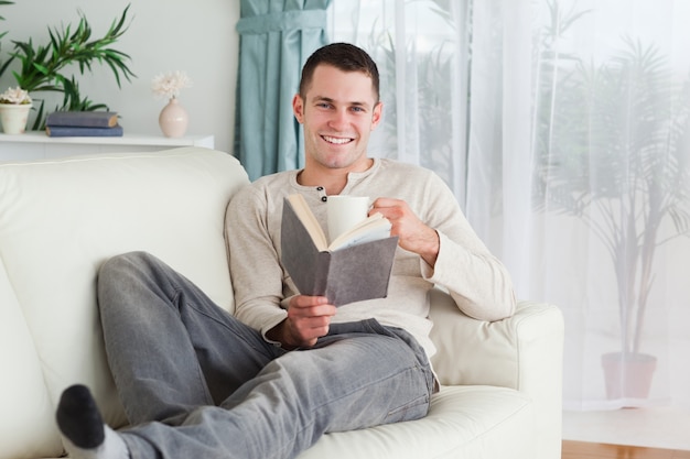 Hombre feliz leyendo un libro