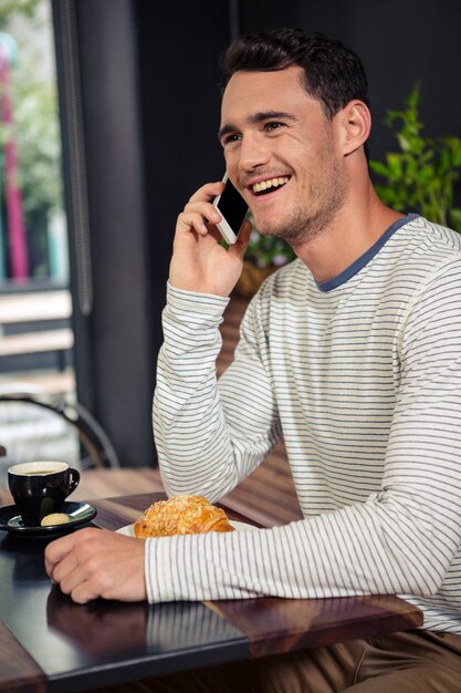 Hombre feliz con una llamada telefónica