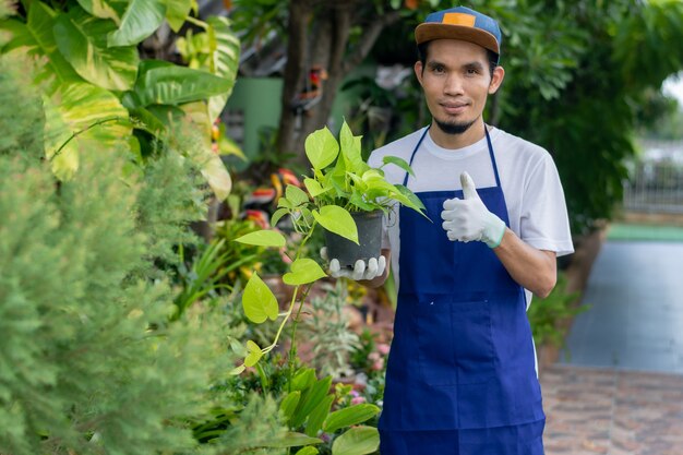 Hombre feliz de lúpulo en el jardín de casa