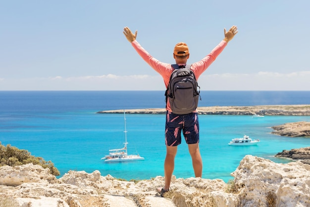 Hombre feliz maduro disfrutando de las vacaciones de verano en el mar. Libertad, vacaciones, ocio en Chipre.