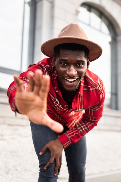 Foto hombre feliz con mano borrosa