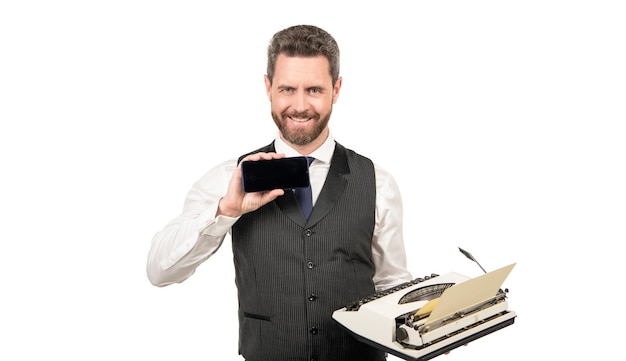Hombre feliz mantenga máquina de escribir retro y mostrando smartphone moderno, espacio de copia, presentación
