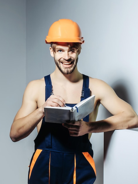 Hombre feliz mantiene el libro de contabilidad