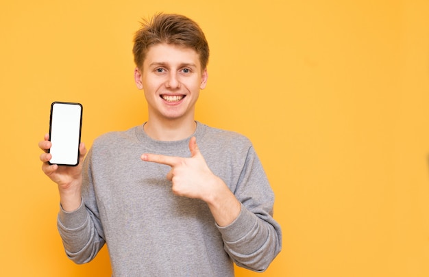 Hombre feliz con un moderno teléfono inteligente en sus manos