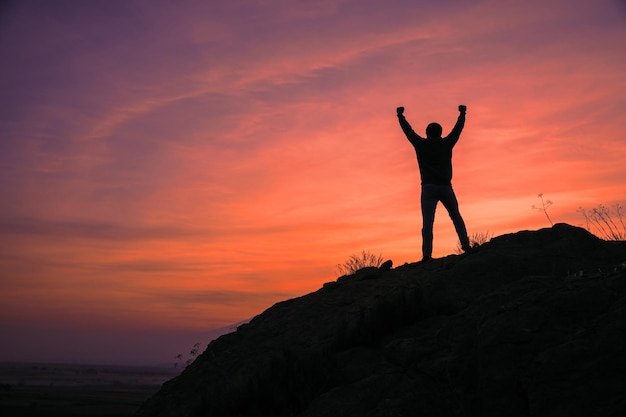 Hombre feliz en la montaña